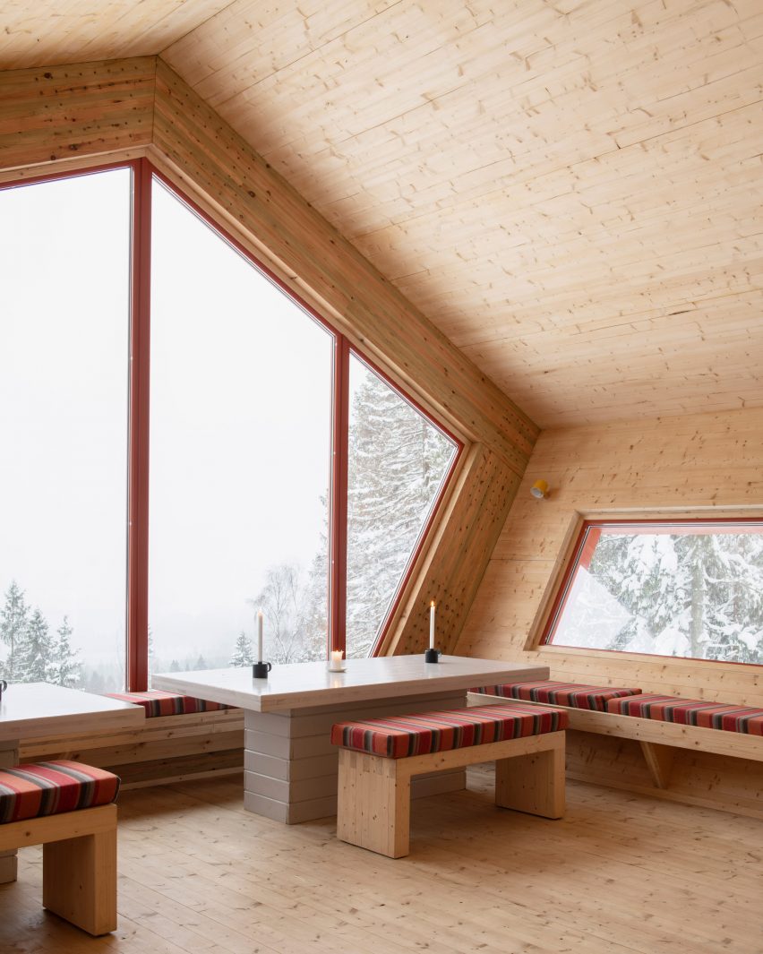 SNØHETTA REVELA LA CABINA DEL CAMINANTE PENTAGONAL CON VISTAS A OSLOFJORD