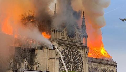 Enorme incendio estalla en la catedral de Notre-Dame en París